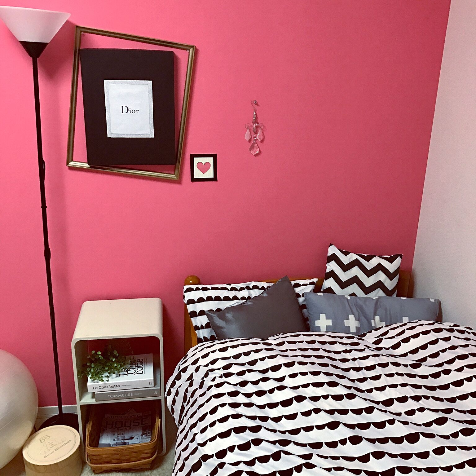 ピンク色のクロスが印象的なお部屋です。ダイソーの掛け布団カバーは６００円のお手頃価格ですが、北欧テイストのオシャレなインテリアにコーディネートされています。